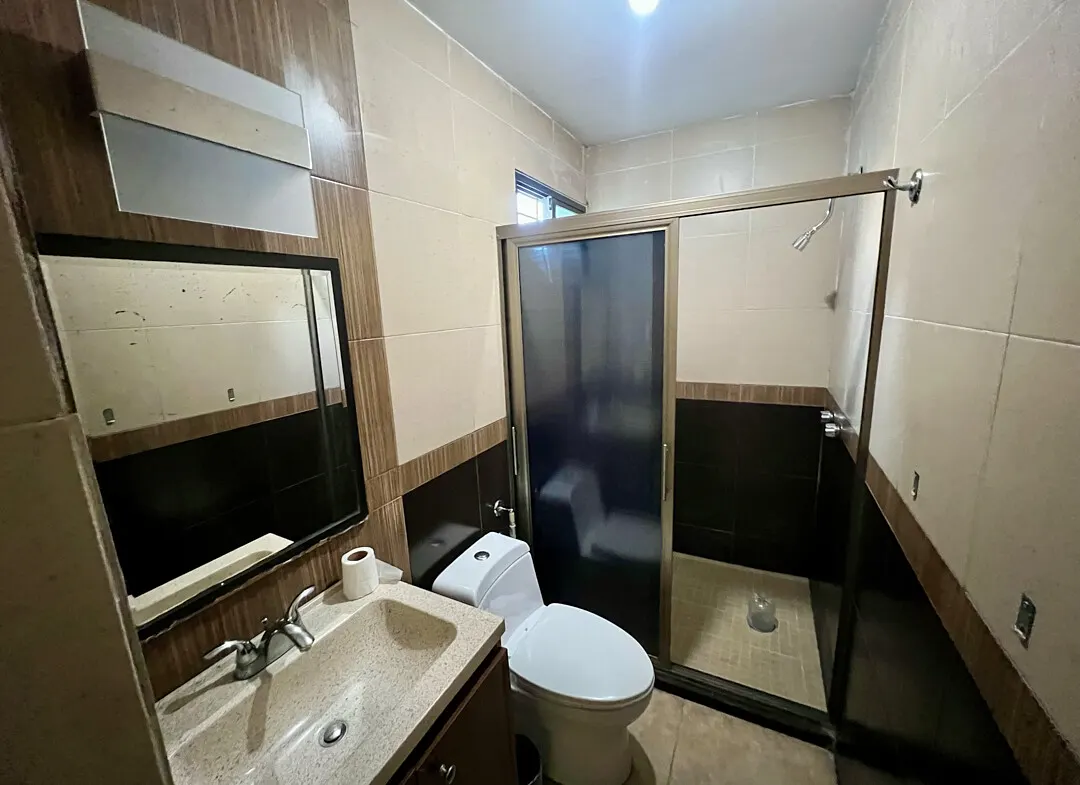 Baño moderno en departamento en renta en Hacienda las Cruces, Mazatlán.